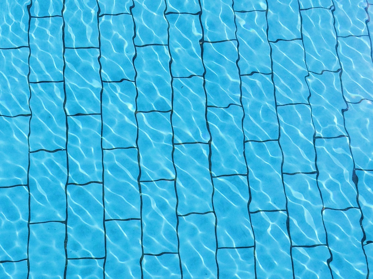 Comparing gunite, fiberglass, and vinyl-liner pools in Cape Coral
